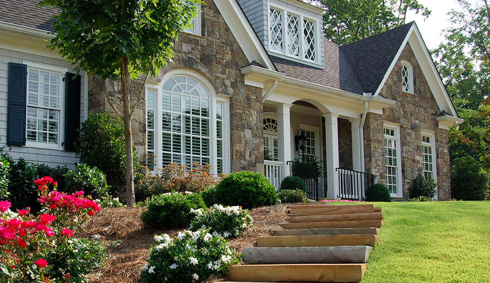 Mittelgroßes, Zweistöckiges Klassisches Einfamilienhaus mit Steinfassade, brauner Fassadenfarbe, Satteldach und Schindeldach in Orange County