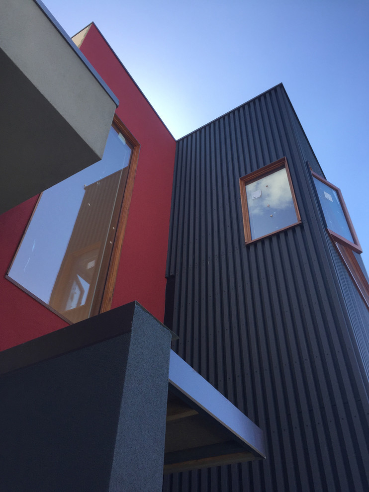 Idee per la facciata di una casa a schiera piccola rossa contemporanea a due piani con rivestimenti misti e tetto piano