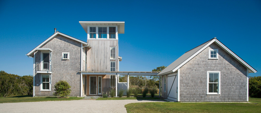 Cette image montre une façade de maison marine en bois à un étage.