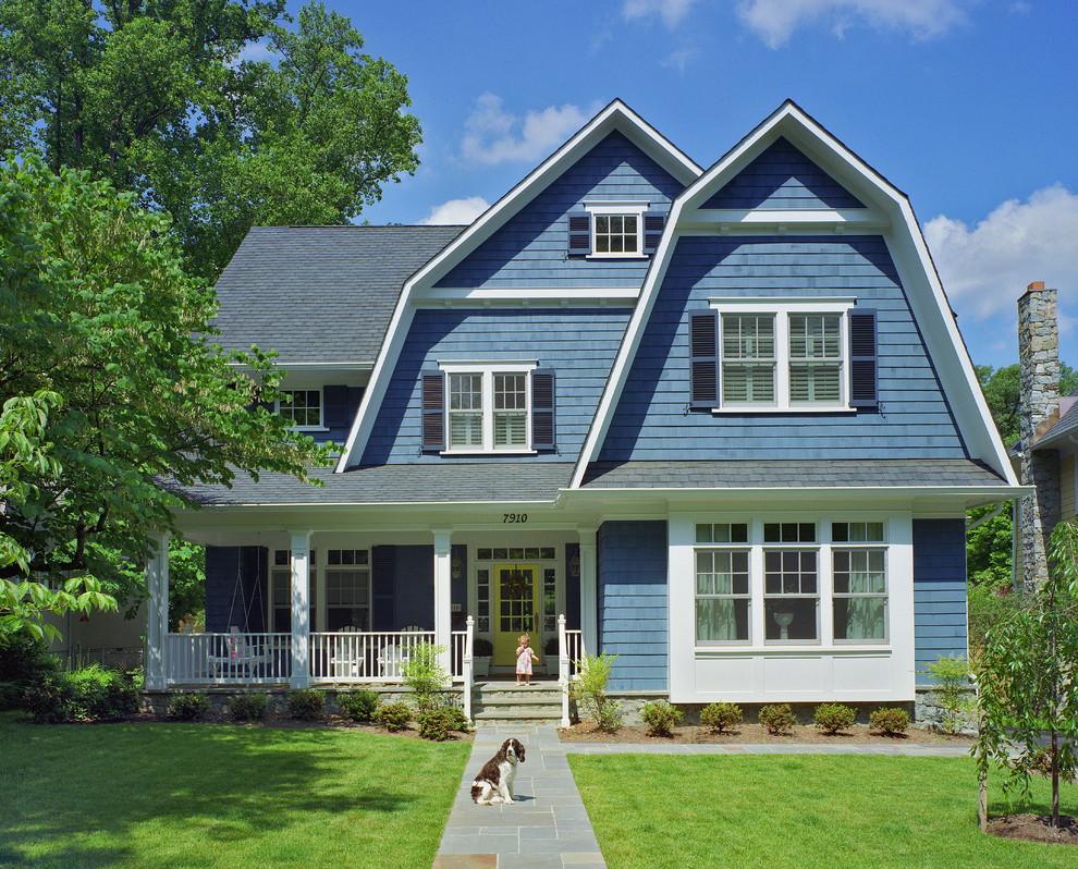 Стильный дизайн: трехэтажный, деревянный, синий дом в классическом стиле с мансардной крышей - последний тренд