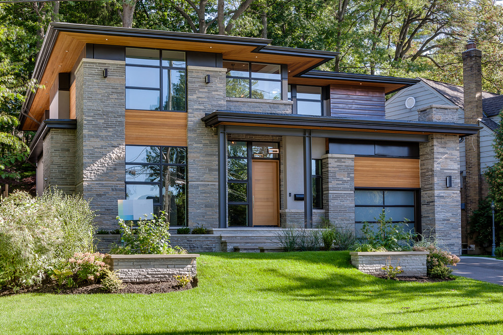 На фото: двухэтажный, деревянный, серый частный загородный дом в современном стиле с плоской крышей и крышей из гибкой черепицы с