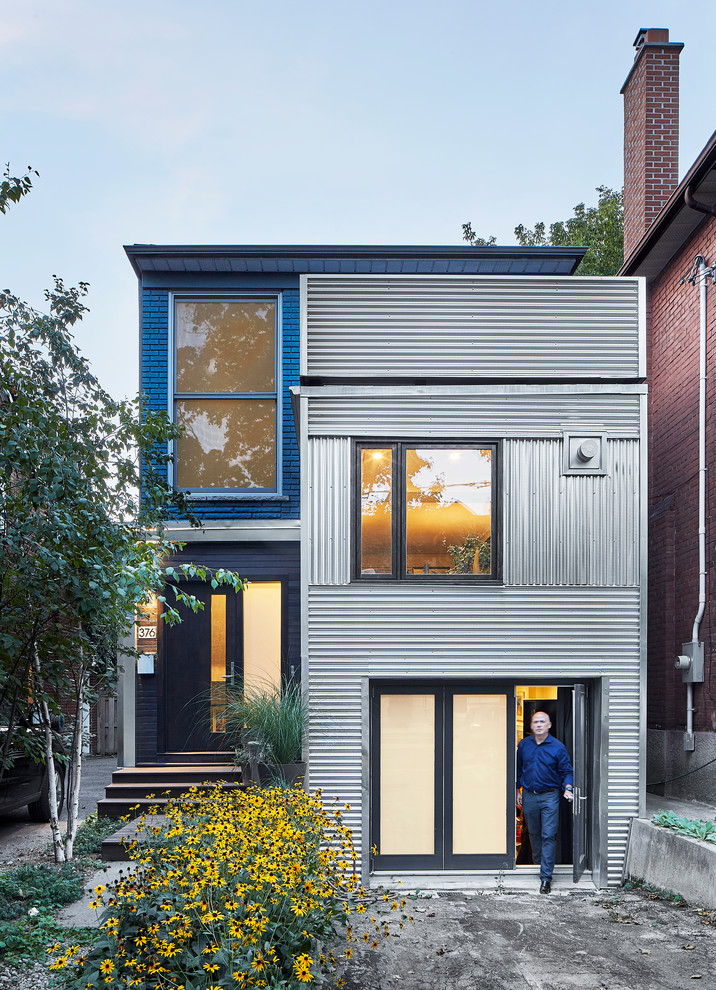 Design ideas for an urban house exterior in Toronto.
