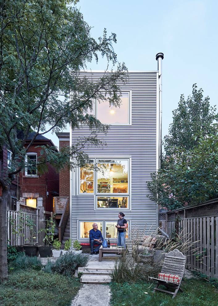 Idée de décoration pour une façade de maison urbaine.