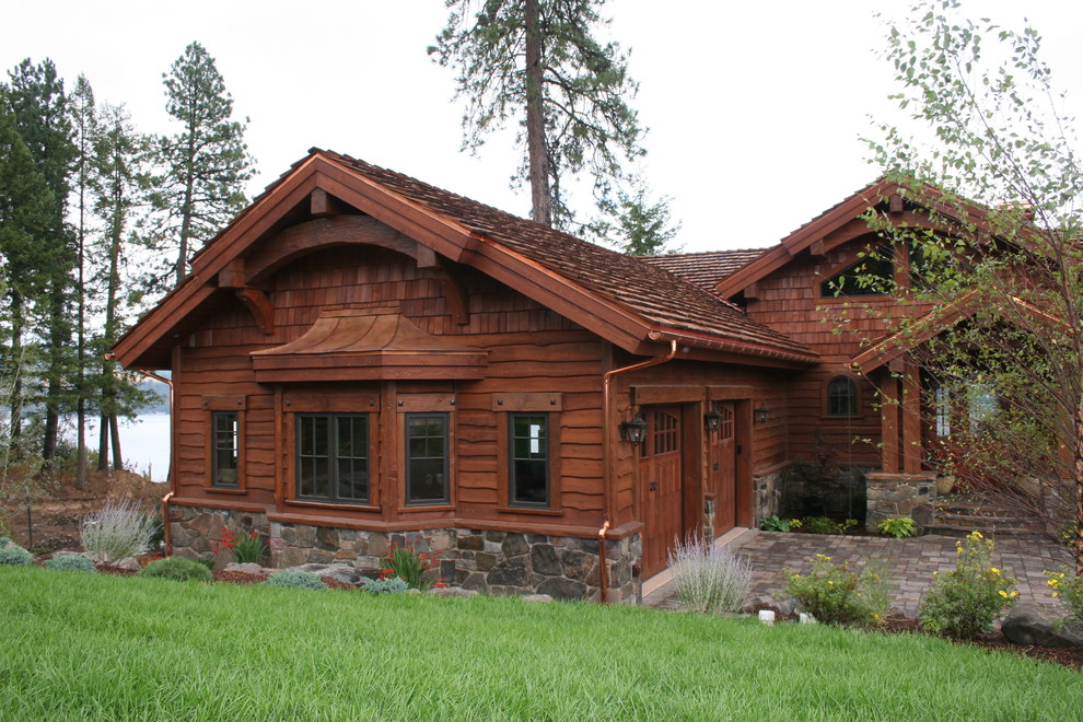 Imagen de fachada de casa rural grande de dos plantas con revestimiento de metal, tejado a dos aguas y tejado de teja de madera