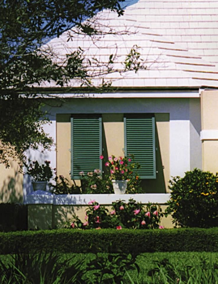 Mittelgroßes, Zweistöckiges Haus mit Putzfassade und gelber Fassadenfarbe in Tampa