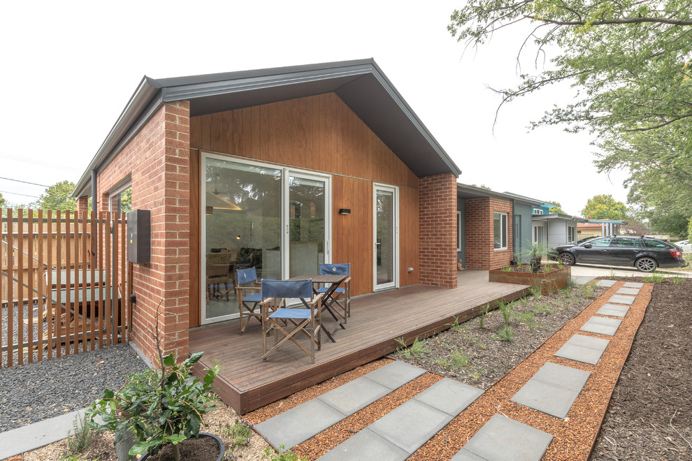 Kleines, Einstöckiges Modernes Einfamilienhaus mit Backsteinfassade, bunter Fassadenfarbe, Flachdach und Blechdach in Canberra - Queanbeyan