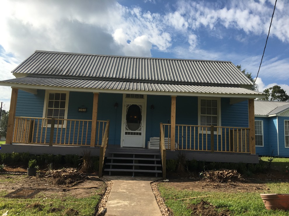 Mittelgroßes, Einstöckiges Klassisches Haus mit blauer Fassadenfarbe, Satteldach und Blechdach in New Orleans
