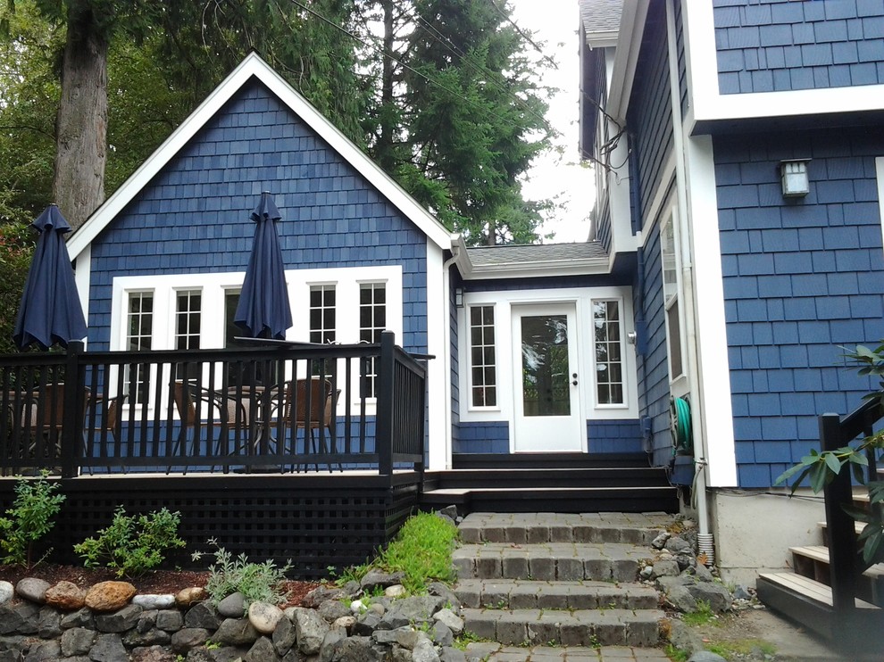 На фото: двухэтажный, деревянный, синий дом в стиле кантри