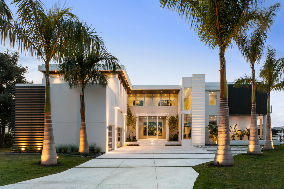 Großes, Zweistöckiges Modernes Einfamilienhaus mit Putzfassade, weißer Fassadenfarbe und Flachdach in Tampa
