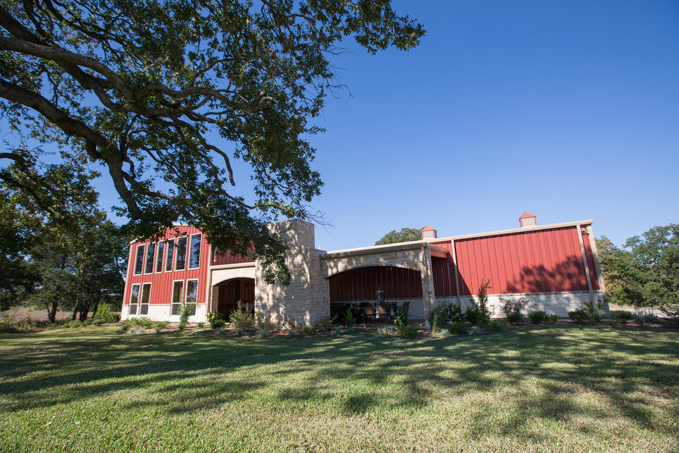 Mittelgroßes, Zweistöckiges Landhausstil Haus mit Mix-Fassade und roter Fassadenfarbe in Dallas