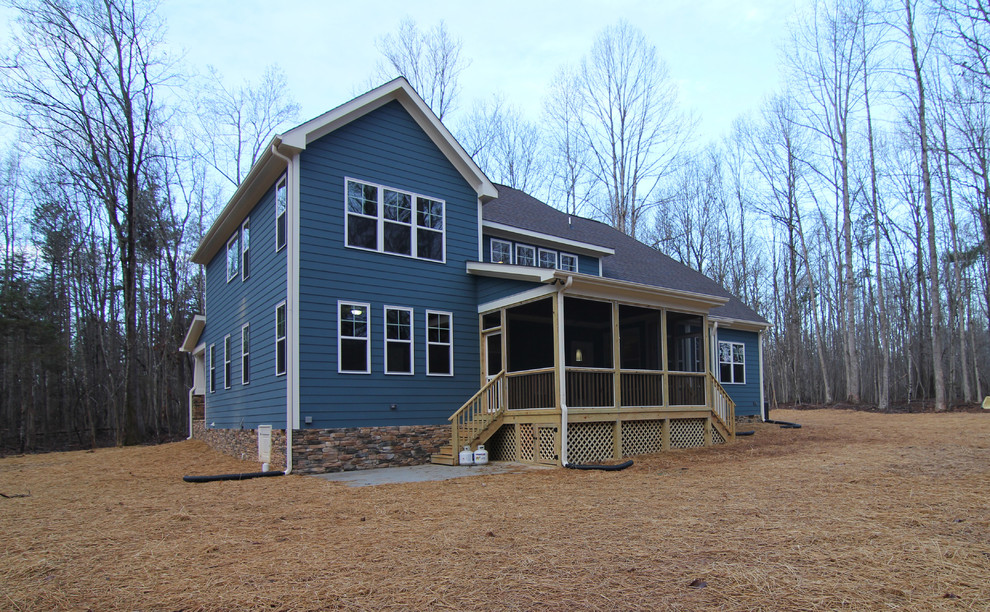 Exemple d'une grande façade de maison bleue craftsman à un étage avec un revêtement mixte et un toit à deux pans.