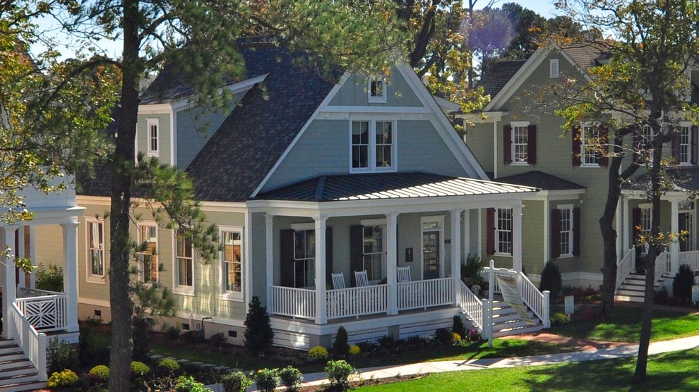 Пример оригинального дизайна: синий дом в морском стиле с облицовкой из бетона и двускатной крышей