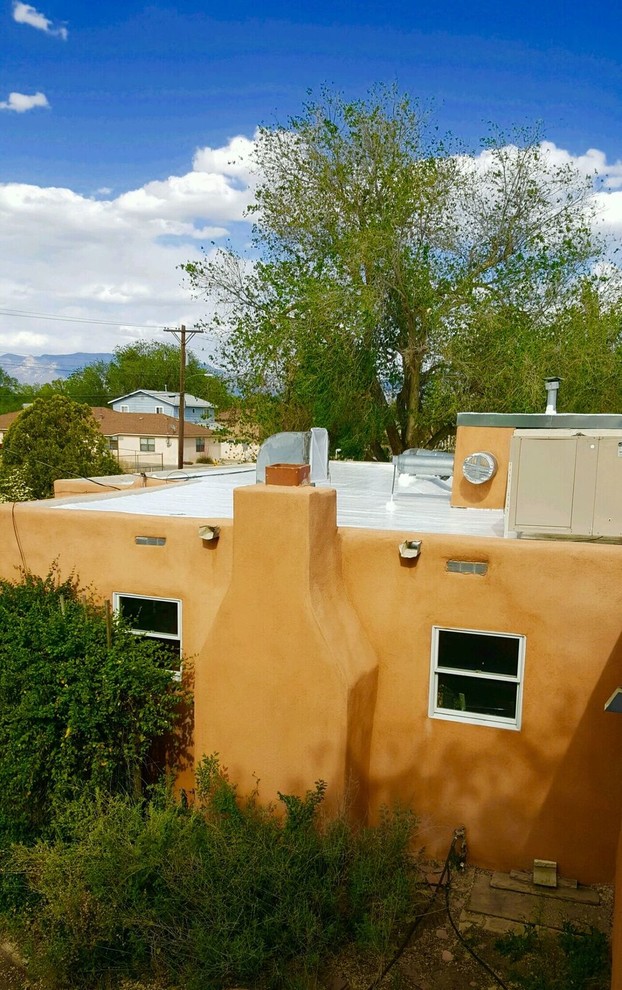 Kleines, Einstöckiges Klassisches Haus mit Lehmfassade und Flachdach in Albuquerque