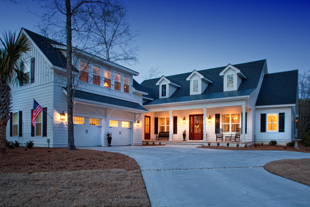 Mittelgroßes, Zweistöckiges Maritimes Haus mit Faserzement-Fassade, weißer Fassadenfarbe und Satteldach in Atlanta
