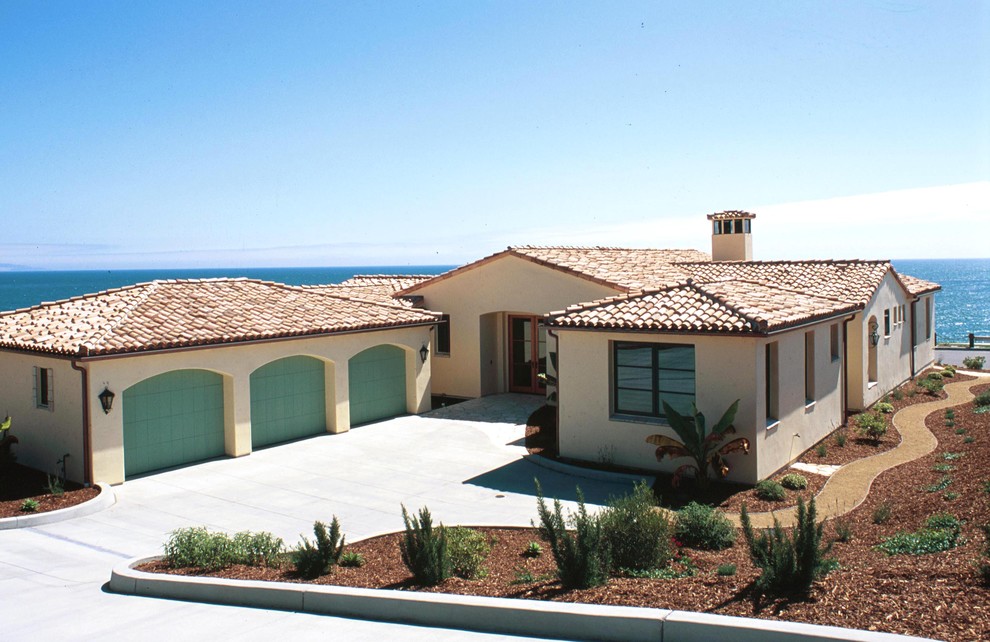 サンルイスオビスポにある地中海スタイルのおしゃれな家の外観の写真