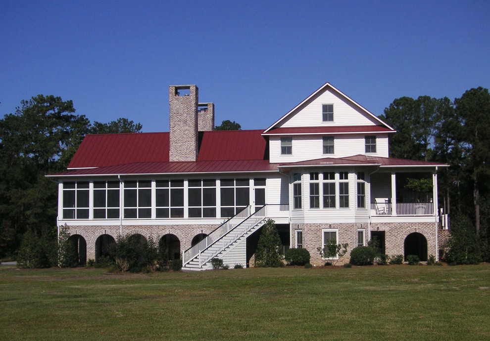 Exemple d'une grande façade de maison blanche chic en bois à un étage.