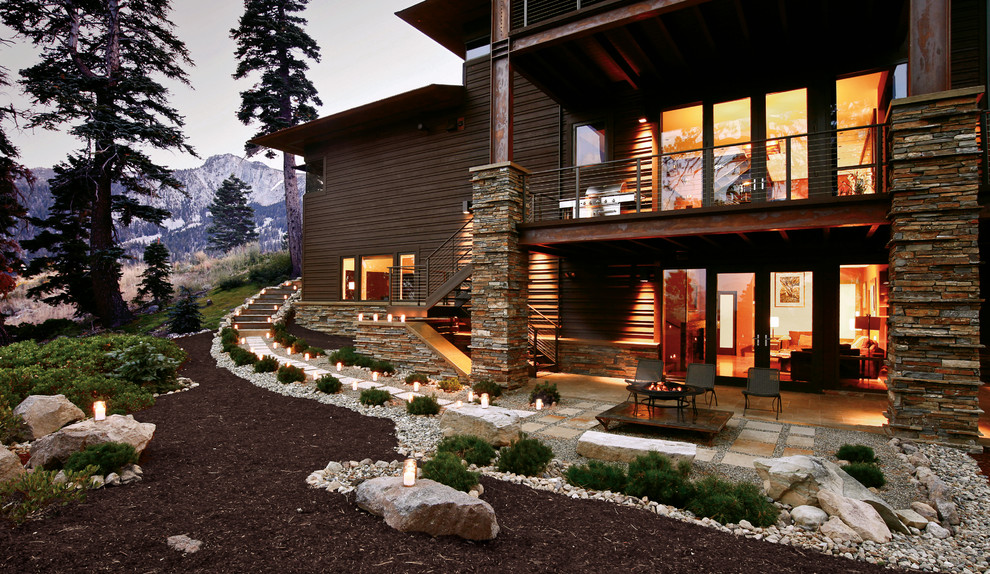 Diseño de fachada de casa marrón de estilo americano grande de dos plantas con revestimientos combinados y tejado plano