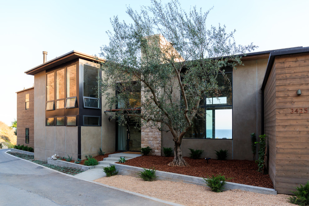 Ejemplo de fachada de casa beige actual extra grande de dos plantas con revestimientos combinados y tejado plano