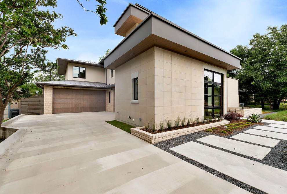 Foto de fachada beige minimalista de dos plantas con revestimientos combinados y tejado plano
