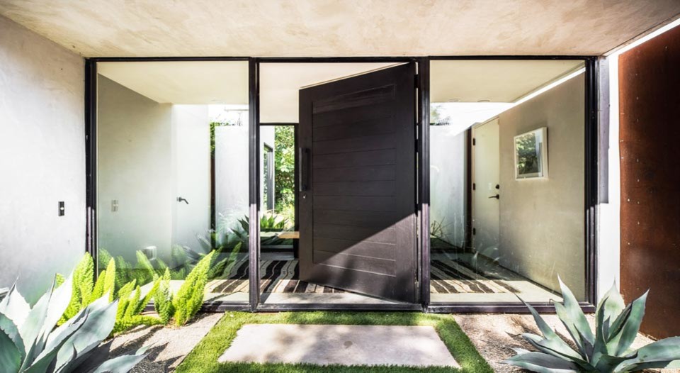Ejemplo de fachada de casa gris minimalista grande de una planta con revestimiento de estuco