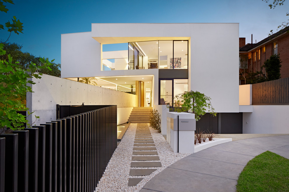 Großes, Dreistöckiges Modernes Haus mit weißer Fassadenfarbe und Flachdach in Melbourne