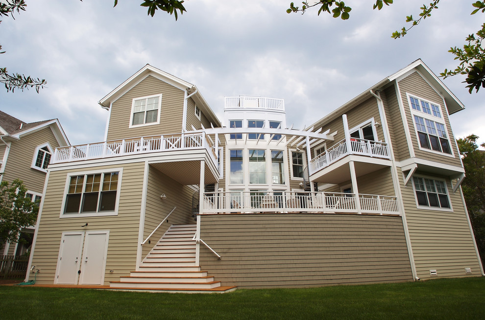 Ispirazione per la facciata di una casa beige moderna a tre piani di medie dimensioni con rivestimento in legno