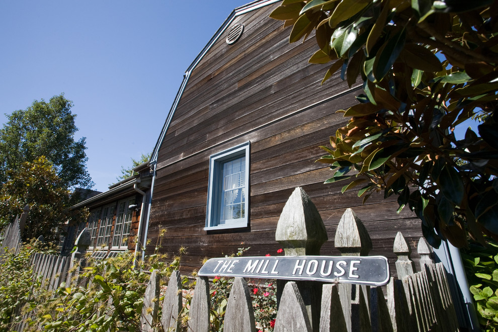 Zweistöckige, Mittelgroße Klassische Holzfassade Haus mit grauer Fassadenfarbe und Pultdach in Sonstige