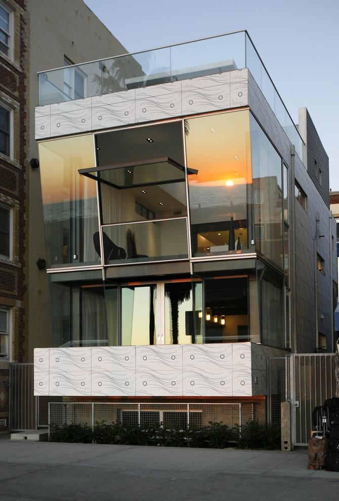 Immagine della facciata di una casa contemporanea a tre piani di medie dimensioni con rivestimento in vetro