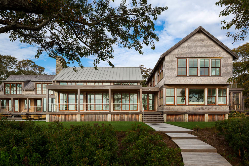 Свежая идея для дизайна: двухэтажный, деревянный дом в морском стиле с двускатной крышей - отличное фото интерьера