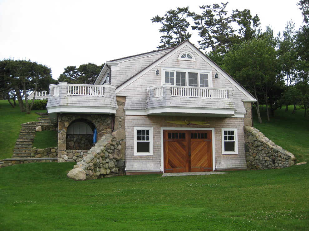 Modelo de fachada de casa gris costera de dos plantas con revestimiento de madera, tejado a dos aguas y tejado de teja de madera