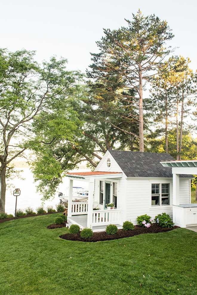 Geräumige, Einstöckige Klassische Holzfassade Haus mit weißer Fassadenfarbe und Pultdach in Burlington