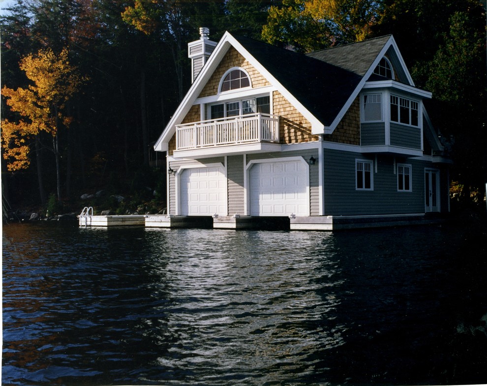 Foto della villa grande multicolore stile marinaro a due piani con rivestimento in legno, tetto a capanna e copertura a scandole