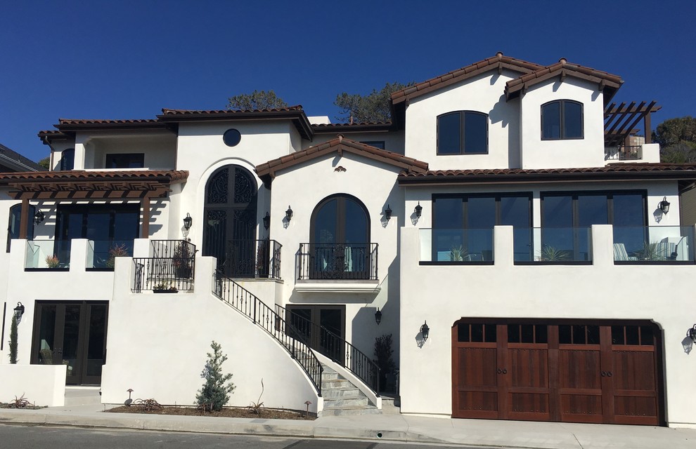 Große, Zweistöckige Mediterrane Holzfassade Haus mit weißer Fassadenfarbe in Orange County