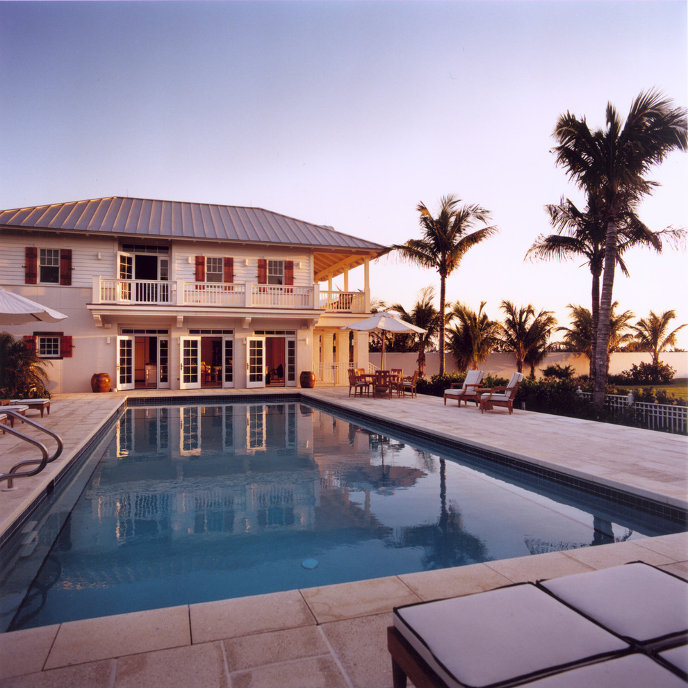 マイアミにある中くらいなビーチスタイルのおしゃれな家の外観 (混合材サイディング) の写真