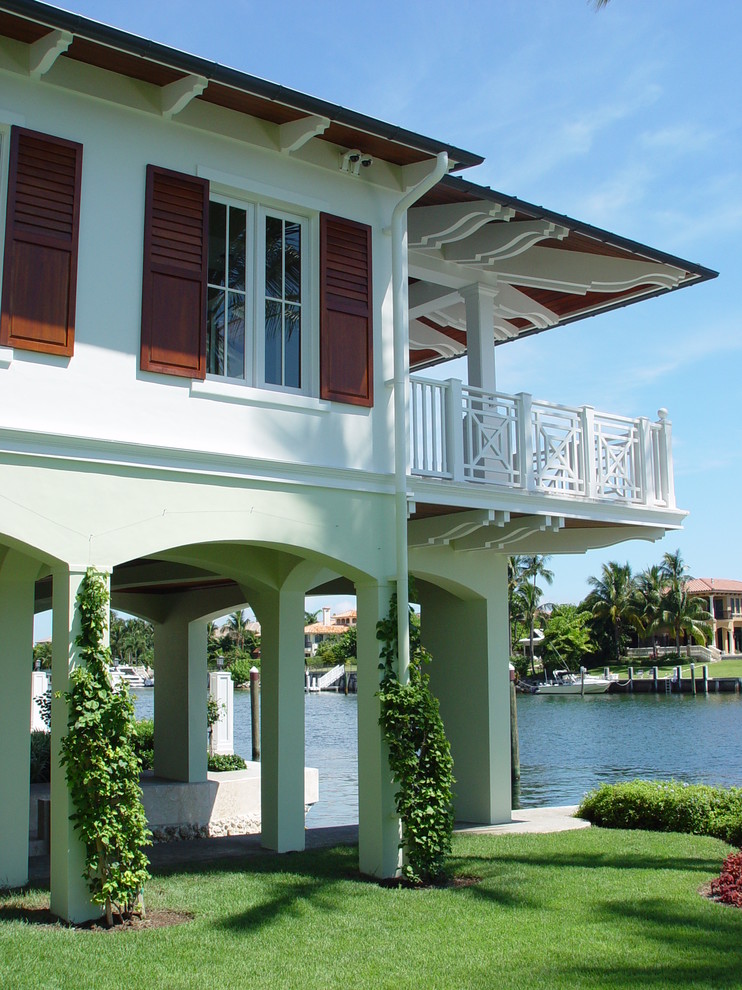 Идея дизайна: большой, двухэтажный, разноцветный частный загородный дом в морском стиле с комбинированной облицовкой и черепичной крышей