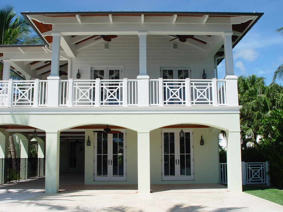 Modelo de fachada de casa multicolor exótica grande de dos plantas con revestimientos combinados y tejado de teja de barro
