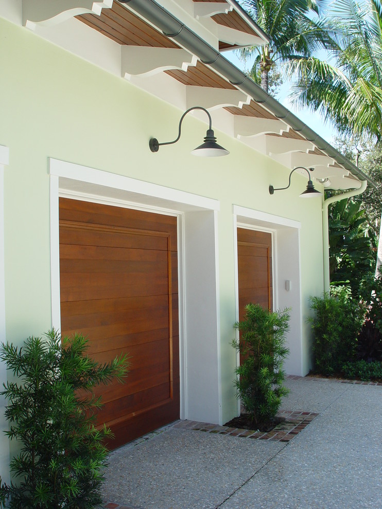 Diseño de fachada de casa multicolor tropical grande de dos plantas con revestimientos combinados y tejado de teja de barro