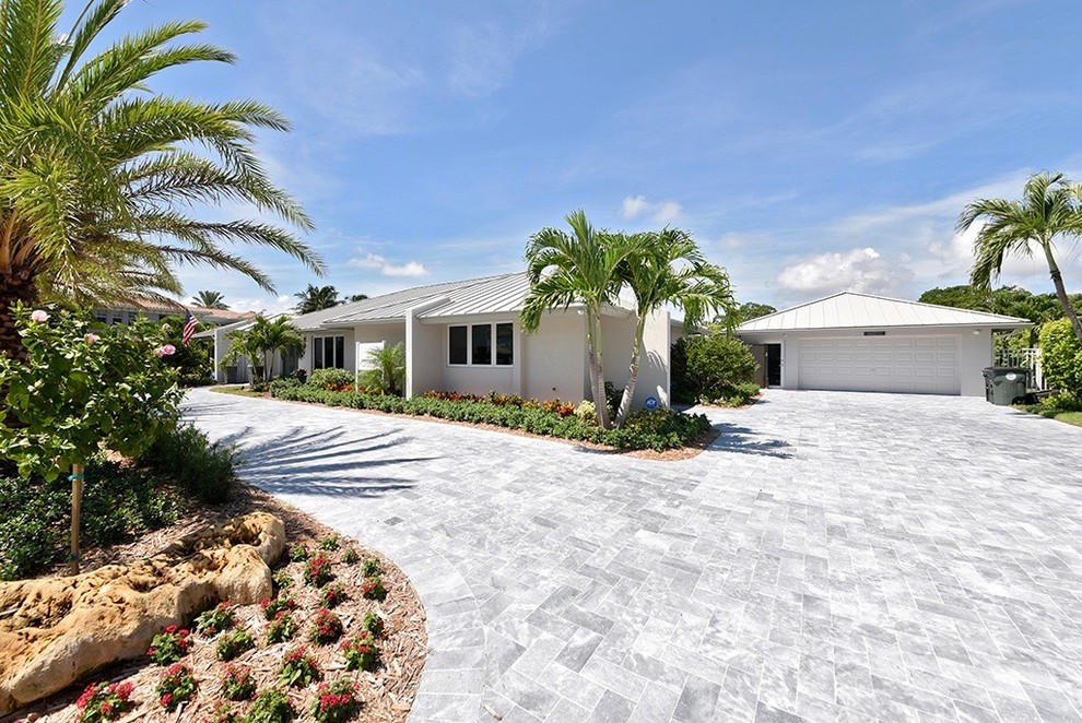 Geräumiges, Einstöckiges Modernes Einfamilienhaus mit Putzfassade, grauer Fassadenfarbe, Halbwalmdach und Blechdach in Miami