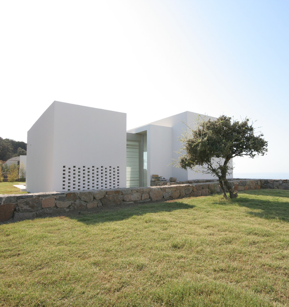 Großes Modernes Haus mit weißer Fassadenfarbe in Sonstige