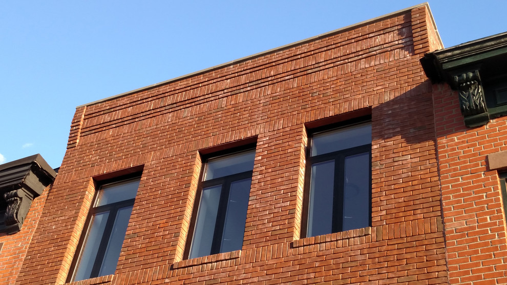 Mittelgroßes, Dreistöckiges Klassisches Reihenhaus mit Backsteinfassade, brauner Fassadenfarbe und Flachdach in Orange County