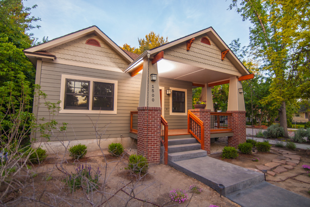 Mittelgroßes, Einstöckiges Rustikales Haus mit grauer Fassadenfarbe in Boise