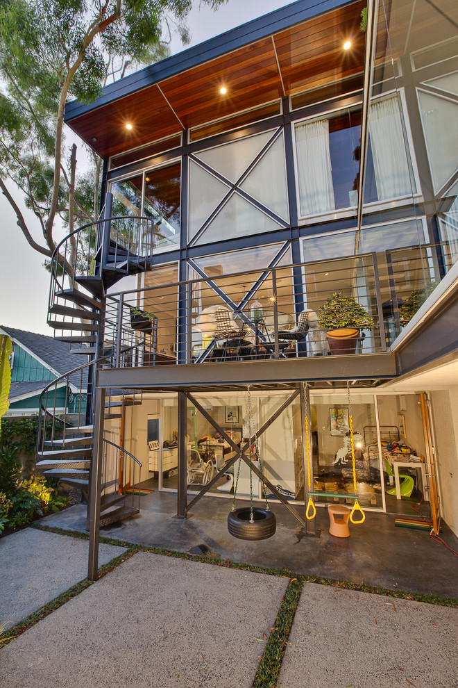 Cette photo montre une façade de maison tendance en verre à deux étages et plus.