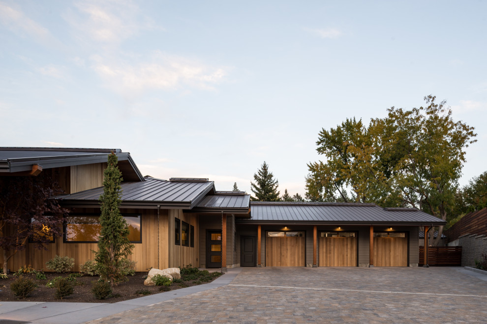 Mittelgroßes, Einstöckiges Retro Haus mit brauner Fassadenfarbe, Satteldach und Blechdach in Boise