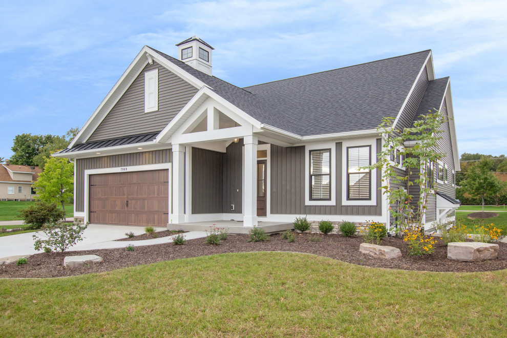Einstöckiges Landhaus Wohnung mit Vinylfassade, grauer Fassadenfarbe, Satteldach und Misch-Dachdeckung in Grand Rapids