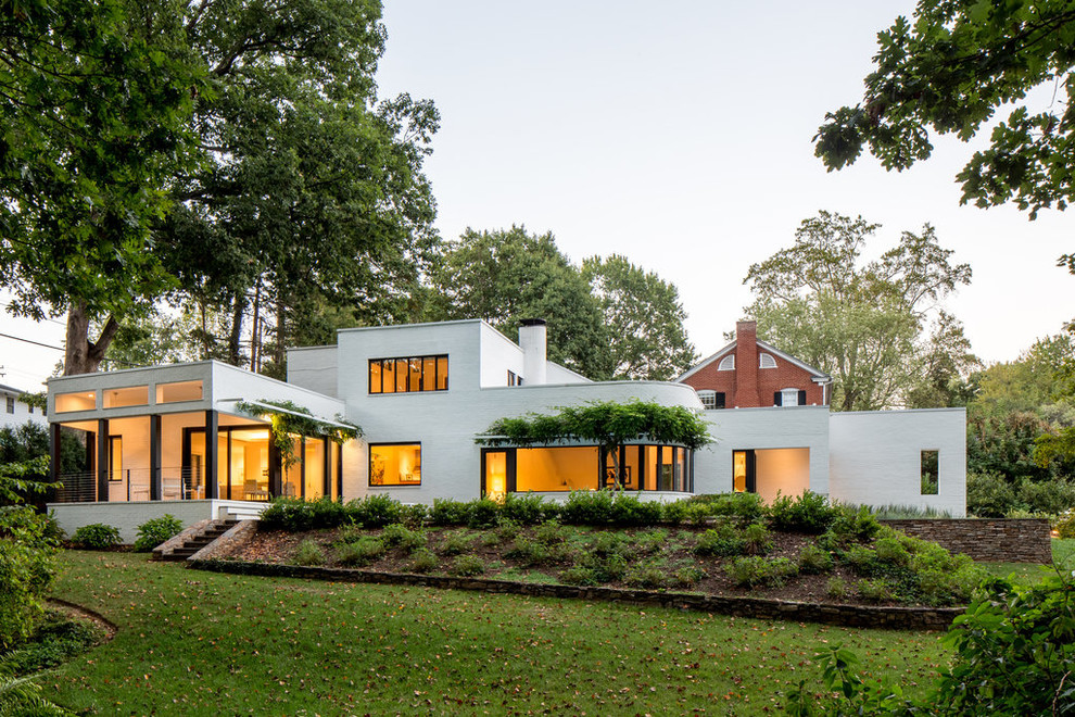 Großes, Zweistöckiges Modernes Einfamilienhaus mit Backsteinfassade, weißer Fassadenfarbe und Flachdach in Sonstige