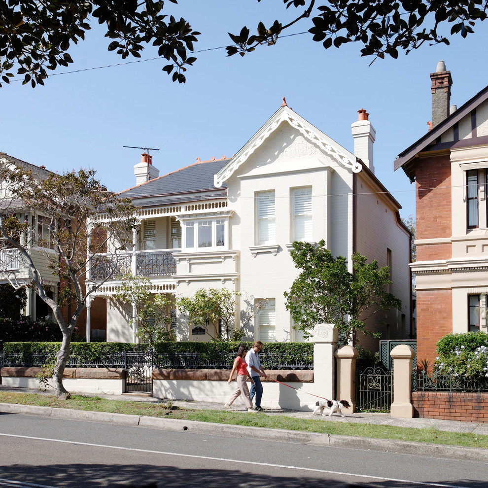 Großes, Zweistöckiges Klassisches Haus mit Putzfassade, weißer Fassadenfarbe und Satteldach in Sydney