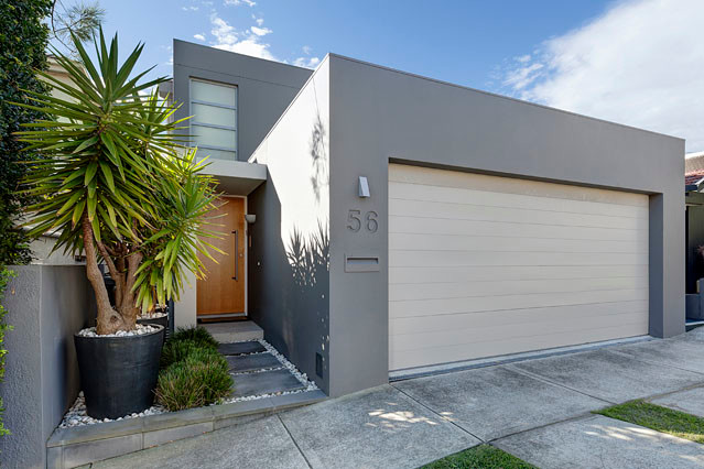 Zweistöckiges Modernes Haus mit Putzfassade, grauer Fassadenfarbe und Flachdach in Sydney