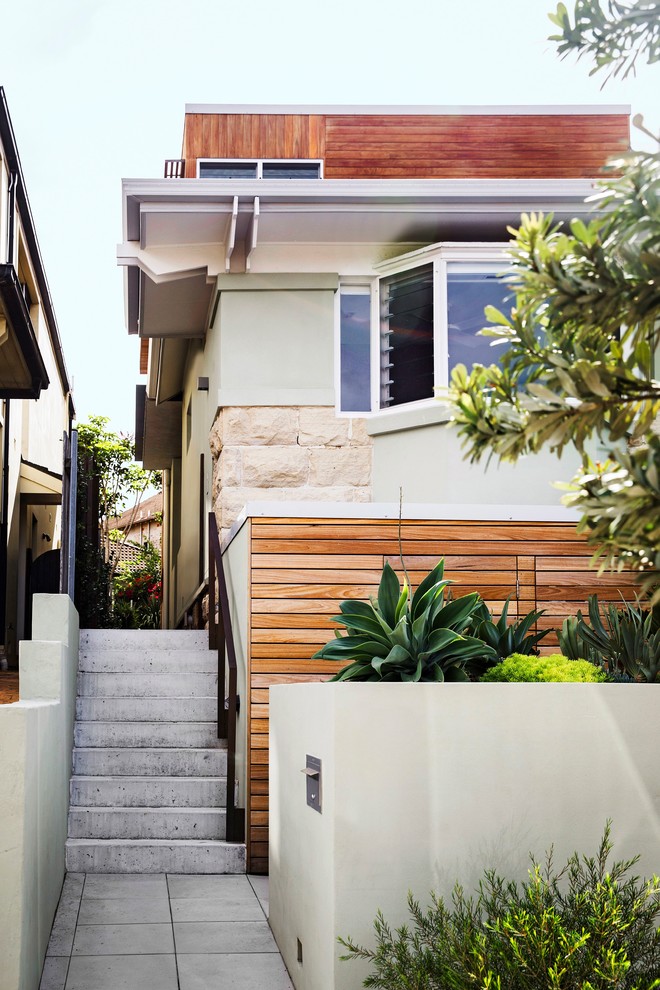 シドニーにある高級な中くらいなコンテンポラリースタイルのおしゃれな二階建ての家 (混合材サイディング、緑の外壁) の写真
