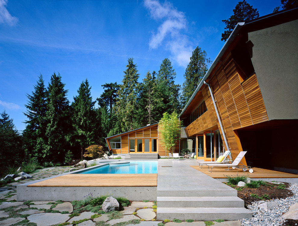 This is an example of a contemporary two floor house exterior in Vancouver.
