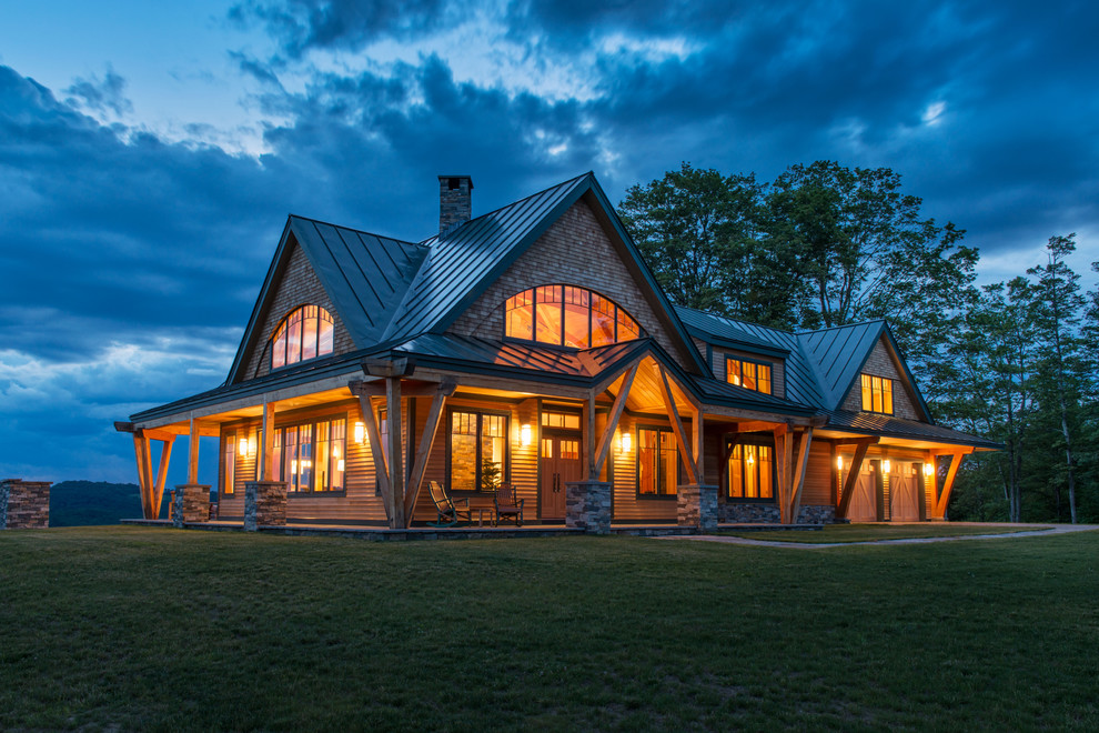 Свежая идея для дизайна: деревянный дом в стиле рустика с двускатной крышей - отличное фото интерьера